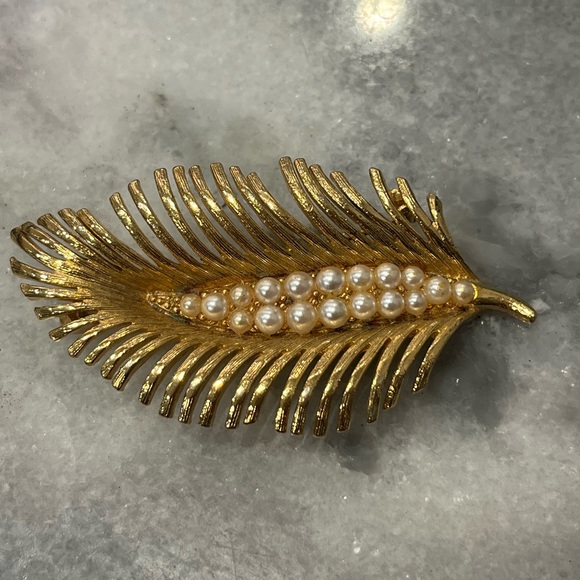 Vintage Lisner Large faux pearl and gold tone brooch - Picture 3 of 4